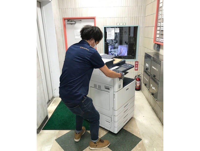 東京都港区のマンションの1室に構えた小規模オフィスから複合機を回収
