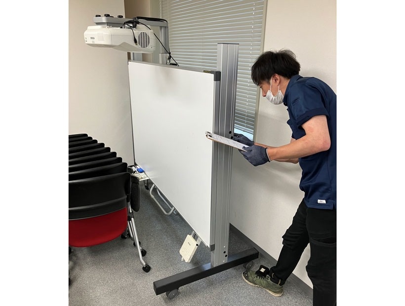 東京都中央区の中規模ビルに構えたオフィスからプロジェクターを解体して回収